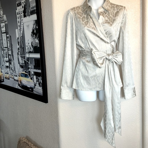 ANN TAYLOR leopard silver/white satin top, wrap front, collar, wide sash 10 - Picture 3 of 17